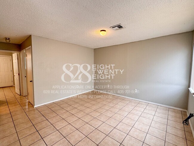 Foto del edificio - *NOW AVAILABLE!* 2 Bed/1 Bath Tri-plex Home in Noble