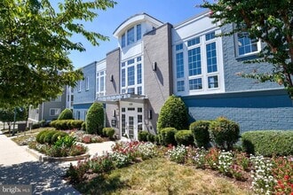 Building Photo - 4063 S Four Mile Run Dr
