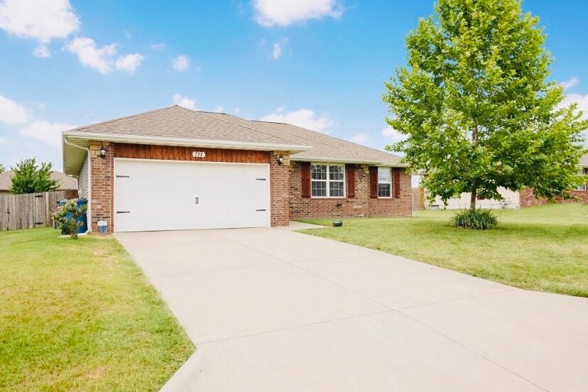 711 Lake Ave, Clever, MO 65631 House Rental in Clever, MO