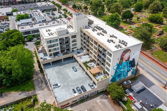 Building Photo - 563 Memorial Dr SE