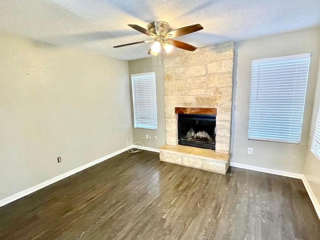 Building Photo - Town House for Lease in North Austin!