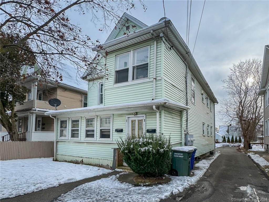 729 Brewster St Unit 3rd fl, Bridgeport, CT 06605 Room for Rent in