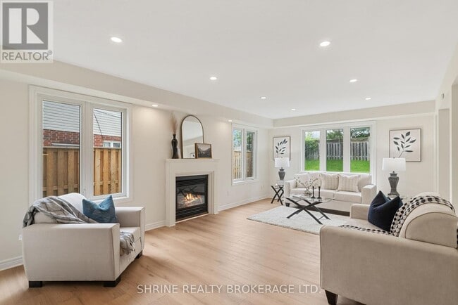 Building Photo - 899 Bradshaw Crescent