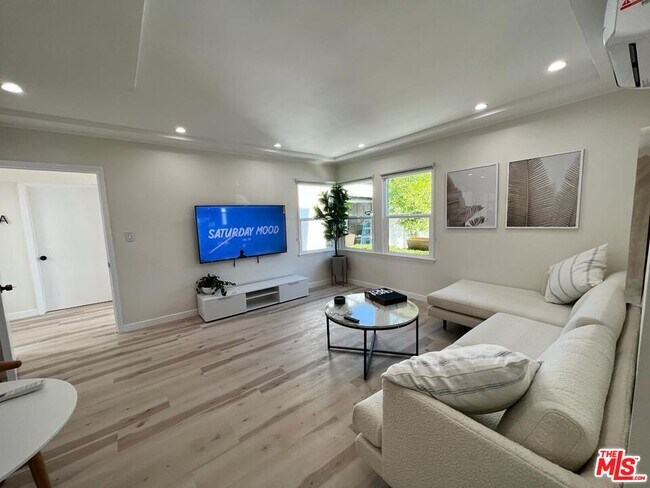 Foto del edificio - 8757 Dorrington Ave