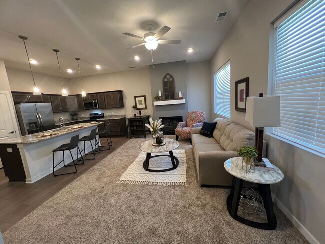 Foto del edificio - 1725 Hillcrest Dr