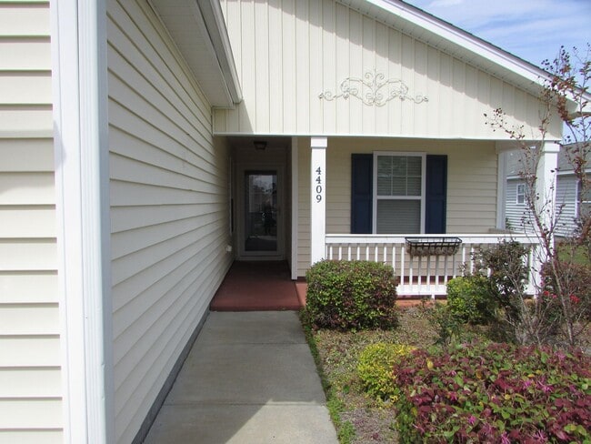 Foto del edificio - This property is located at The Villages at Mariner's Pointe - 3 Bedrooms  2 Baths  with 2 Car Ga...