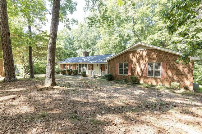 Building Photo - 2046 Englewood Dr