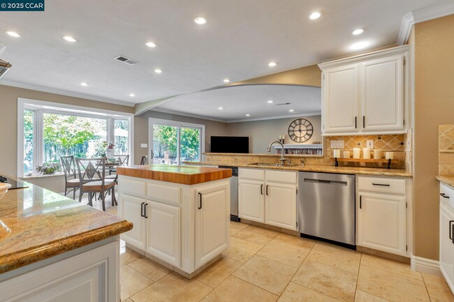 Building Photo - 668 Sun Tree Ct