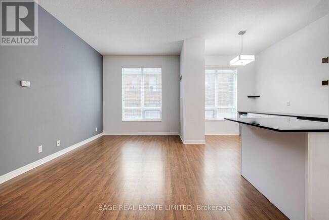 Photo du bâtiment - 212 Eglinton Ave E