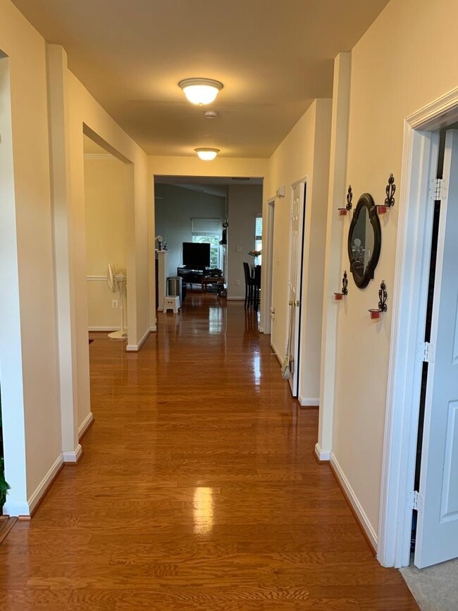 Pasillo - 43309 Ardmore St