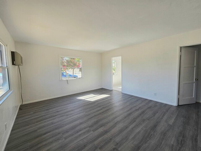 Living room - 2412 N Brighton St