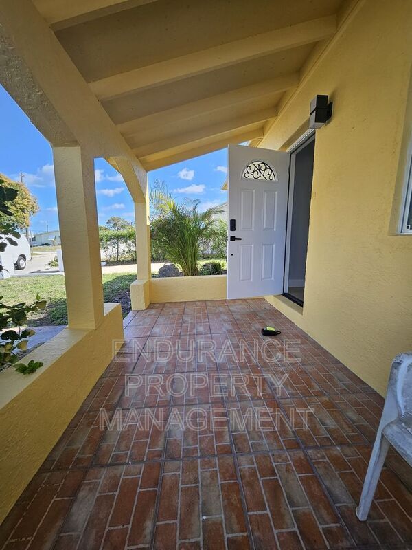 Photo - 809 W 5th St House