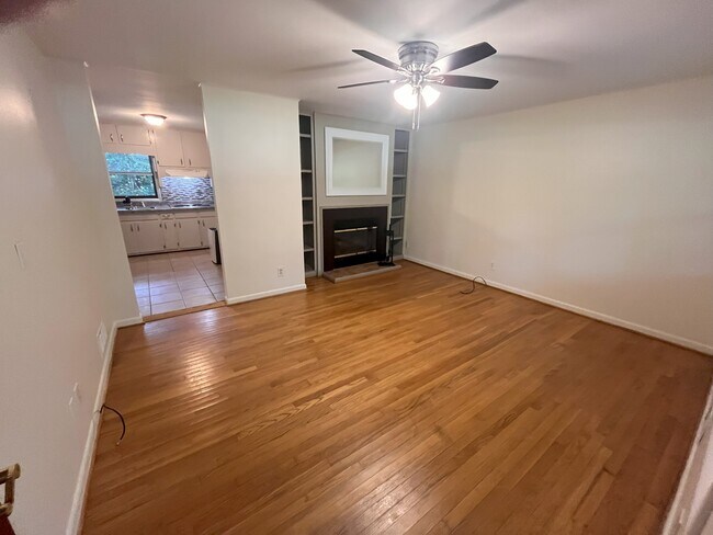 Sala de estar con chimenea - 1405 Southland Vista Ct NE