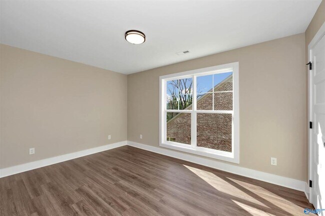 Building Photo - 2700 Woodview Dr SE