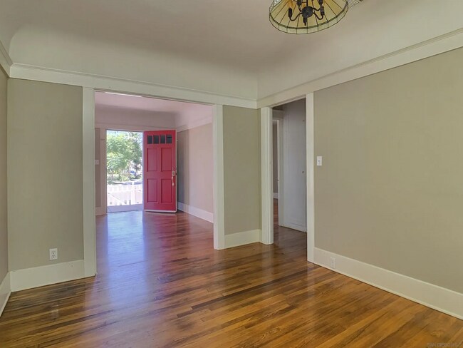 Foto del edificio - Charming Home with Prime Location & Ample Living Space
