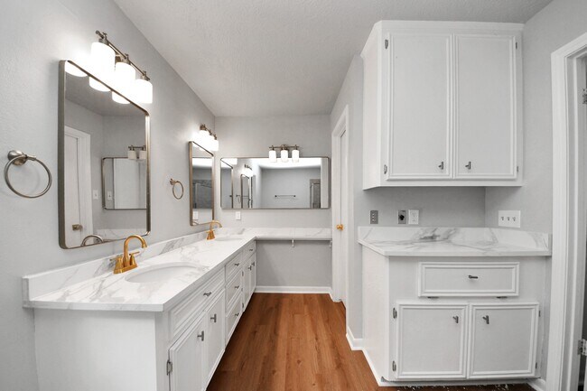 Foto del edificio - 1023 Oyster Bay Dr