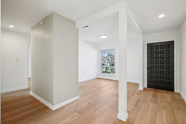 Foto del edificio - 7205 Twisted Oaks Dr