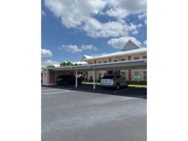 Foto del edificio - Waterfront Paradise for 55+ ; 2 Bed 2 Bath...