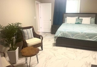 Building Photo - 701 SW McComb Ave