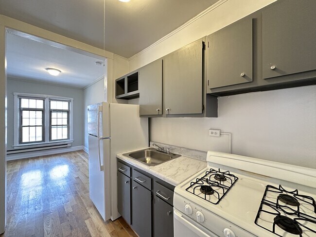 Building Photo - 634 W Barry Ave