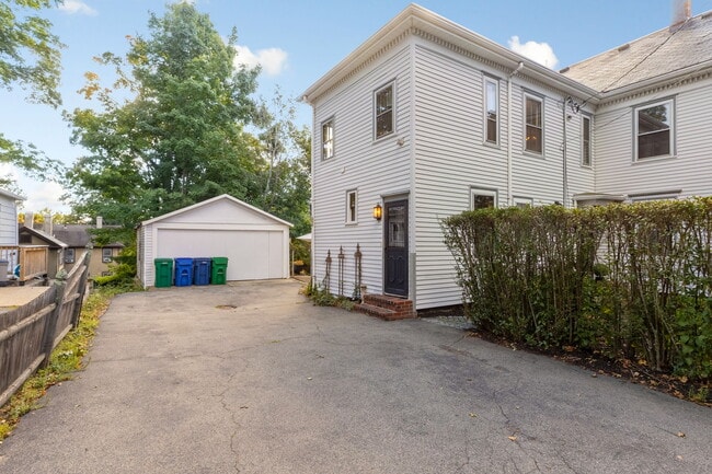 Building Photo - 984 Chestnut St