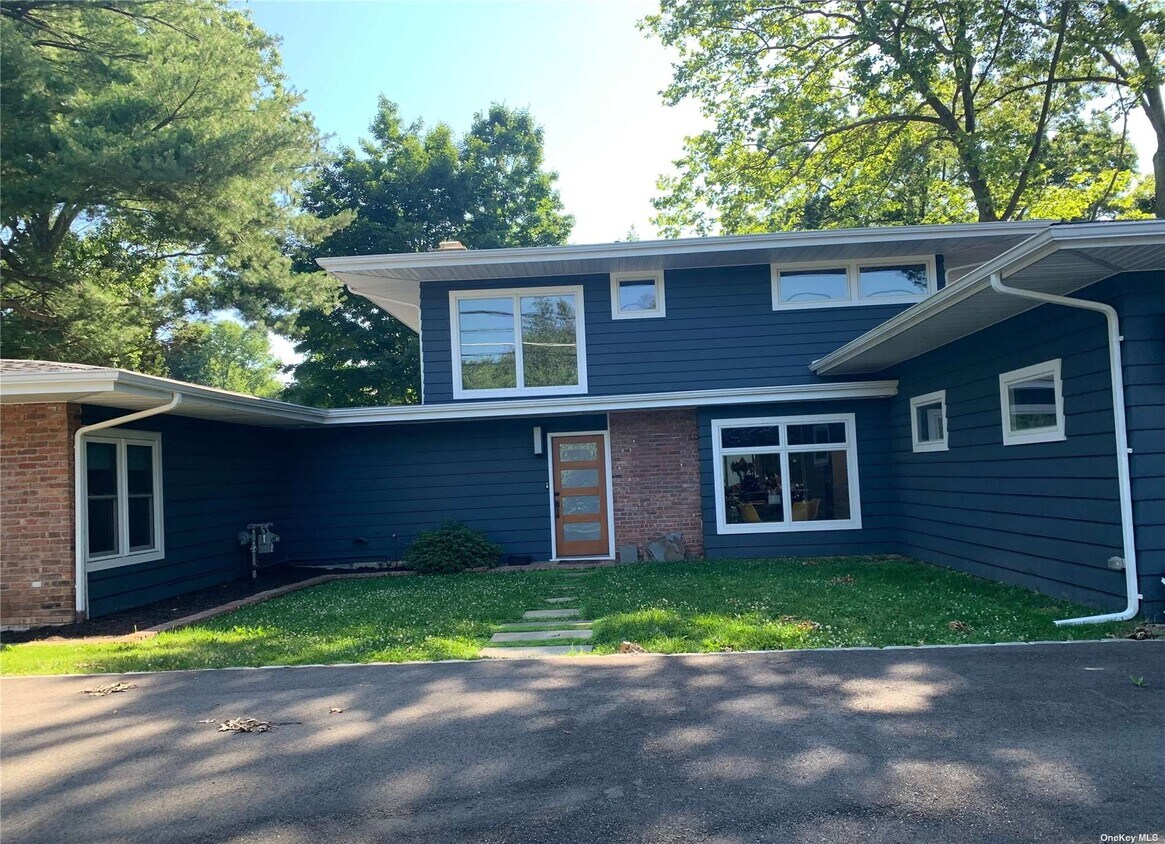 Foto principal - 190 W Neck Rd