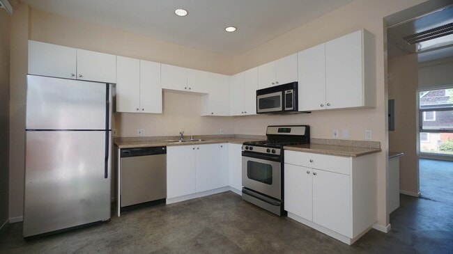 Building Photo - 922 W 23rd St
