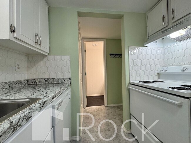 Foto del edificio - 2 Bedroom Townhome with All Appliances Included!