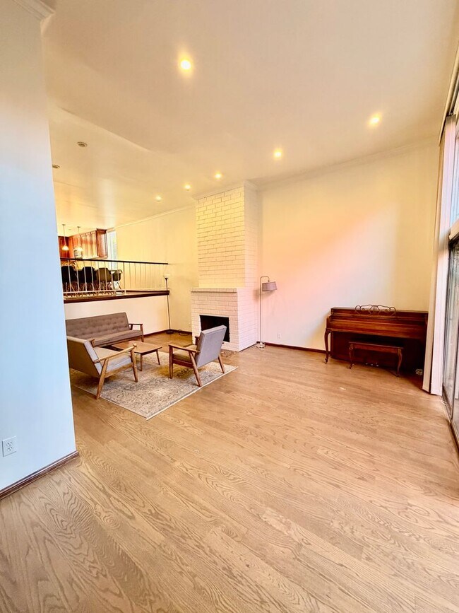 Foto del edificio - Townhome for Lease in Desirable Encino!