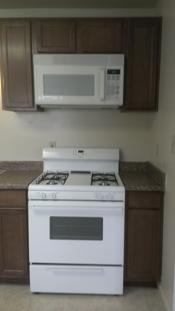 Building Photo - Roseville Duplex