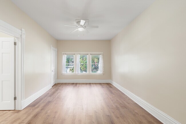 Foto del edificio - 1301 W Nelson St