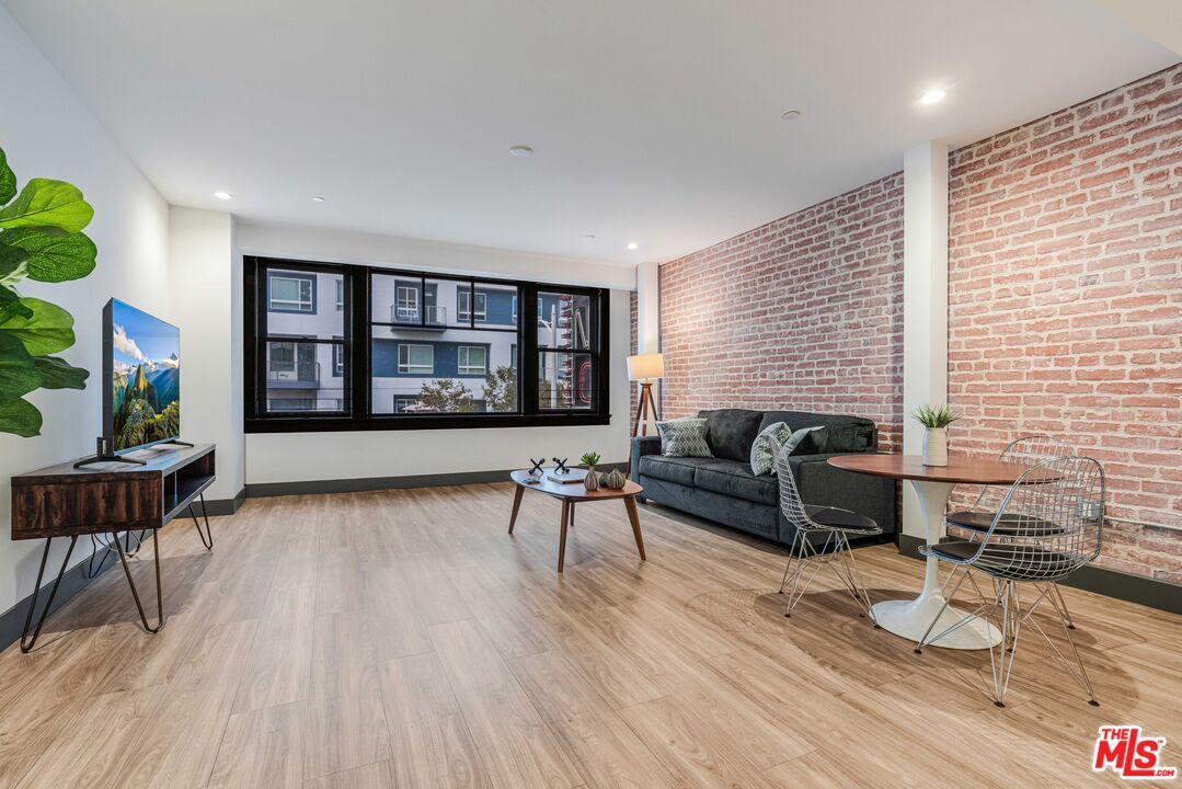 Foto principal - 932 S Hill St