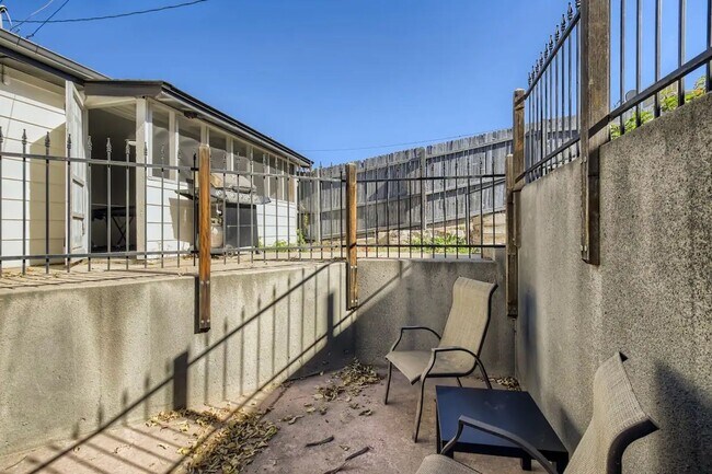 Building Photo - $0 DEPOSIT OPTION. 2BED/1BATH BERKLEY NEIGHBORHOOD HOME!