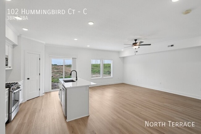 Foto del edificio - 102 Hummingbird Ct