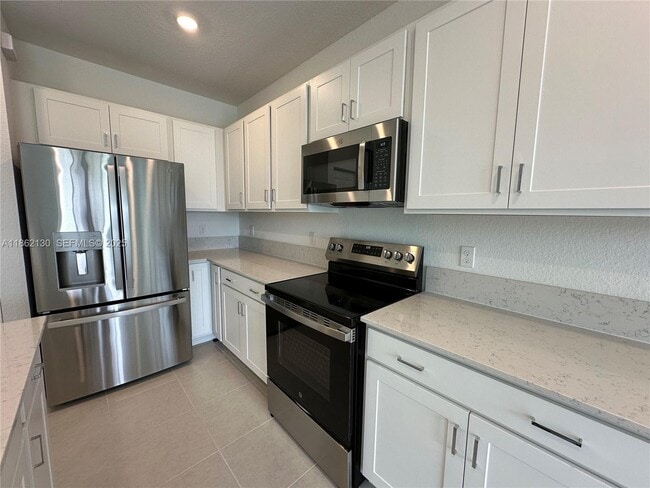 Building Photo - 402 SE Crossoak Ln