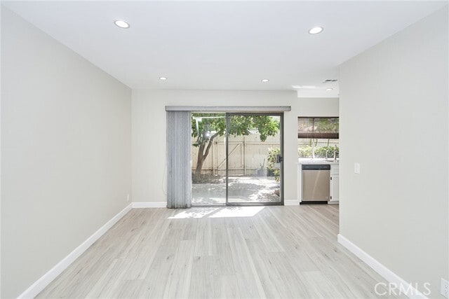 Building Photo - 5262 Village Cir Dr