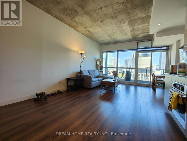 Building Photo - 210 Simcoe St