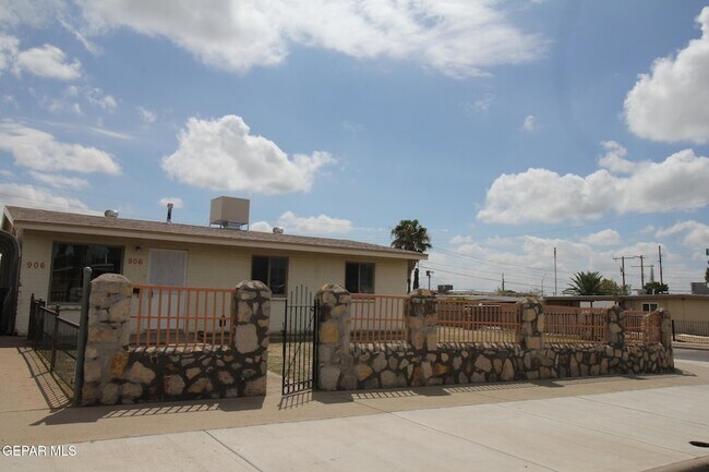 Foto del edificio - 906 Geronimo Dr