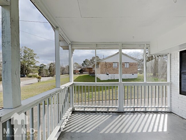 Building Photo - 245 Essex Dr