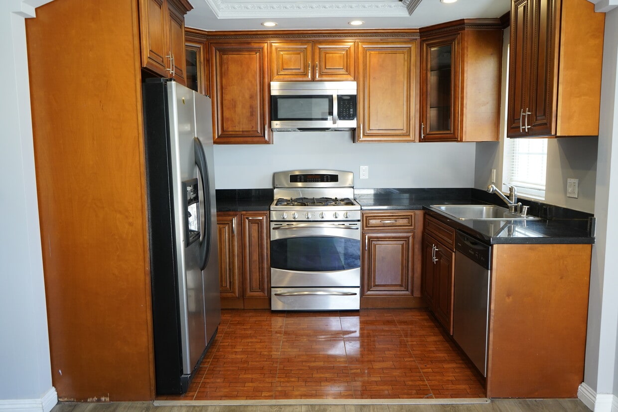 Foto principal - 7252 Farmdale Ave