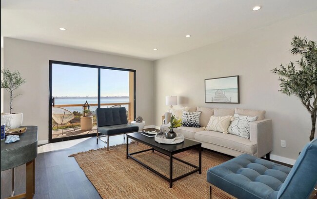 Foto del edificio - STUNNING Two Bedroom Condo Available at Watergate Community! RARE FIND!