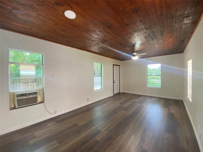Building Photo - 1609 Matthews Ln