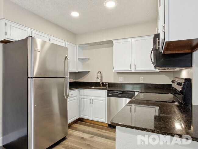 Foto del edificio - 2 Bedroom Condo with Garage