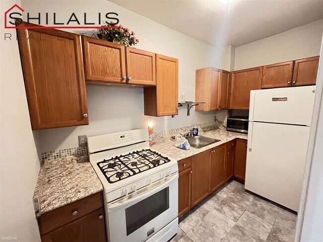 Building Photo - 2 br, 1 bath 4plex - 111 Chadwick St Unit ...