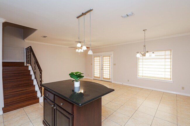 Building Photo - 707 St James Dr