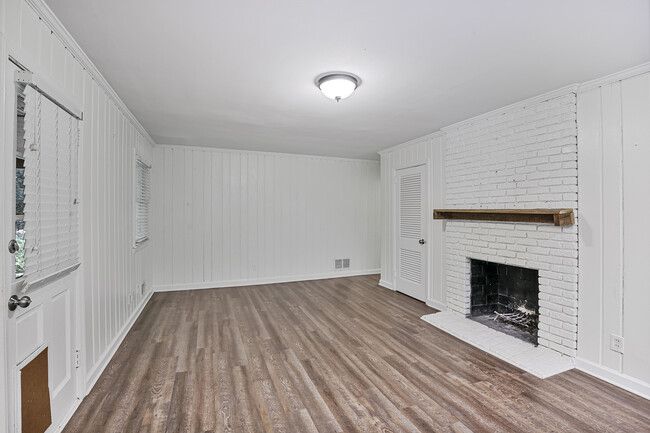 Building Photo - 645 Pauley Pl NE