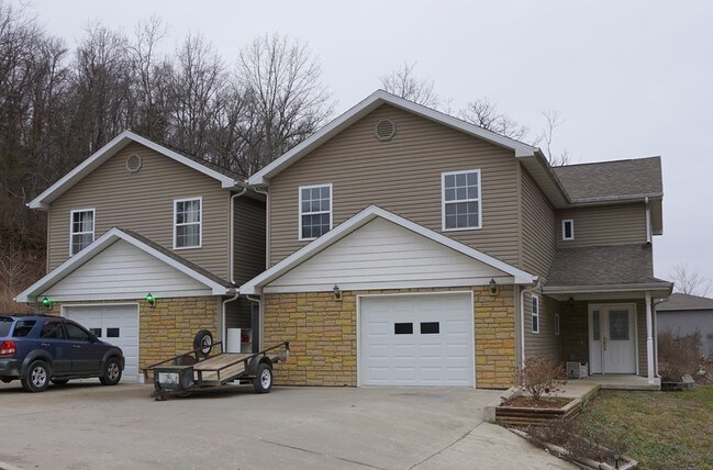 Building Photo - 706 & 708 Hillside Dr.