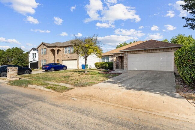 Building Photo - Charming Home Awaits: Spacious & Modern Li...