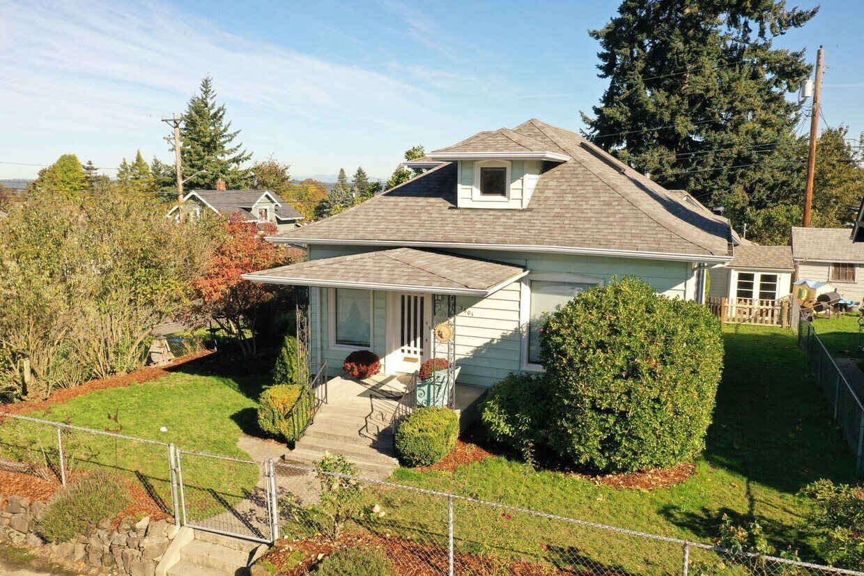 Primary Photo - Charming Tacoma Craftsman for Rent!