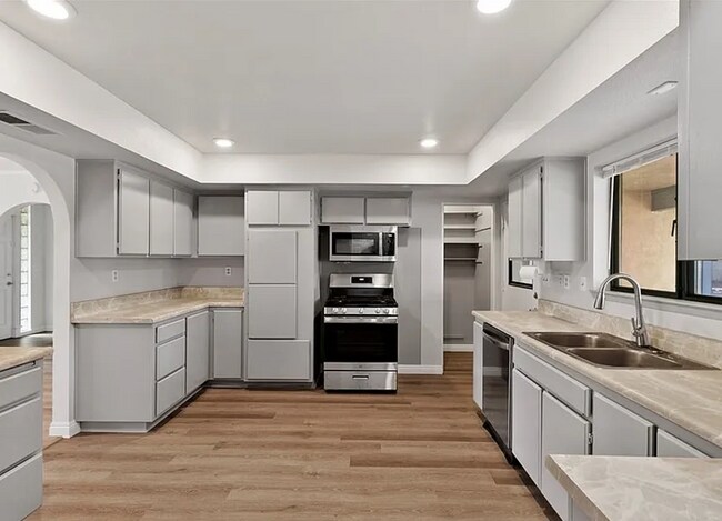 Foto del edificio - Spacious living, large yard, off street parking.  Available 11/5 Move In